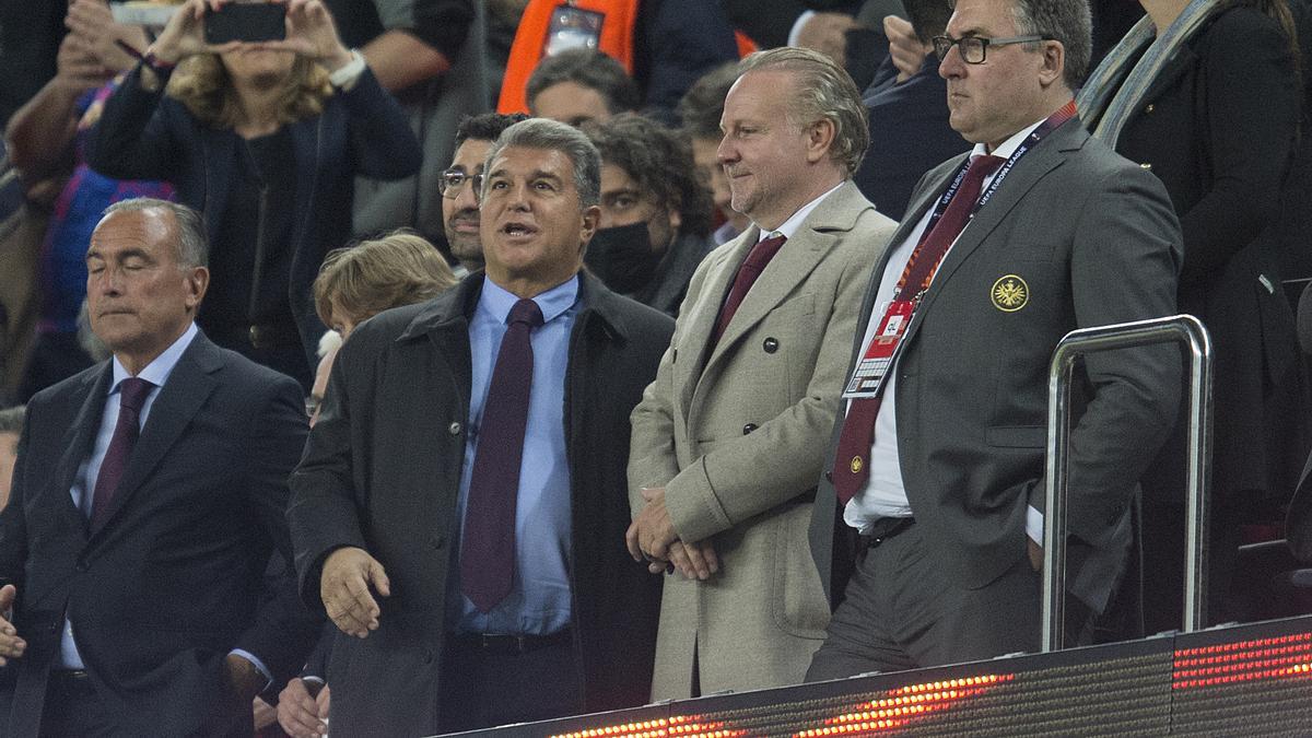 El presidente azulgrana Joan Laporta parece mirar desde el palco la innumerable presencia de aficionados alemanes en las gradas del Camp Nou