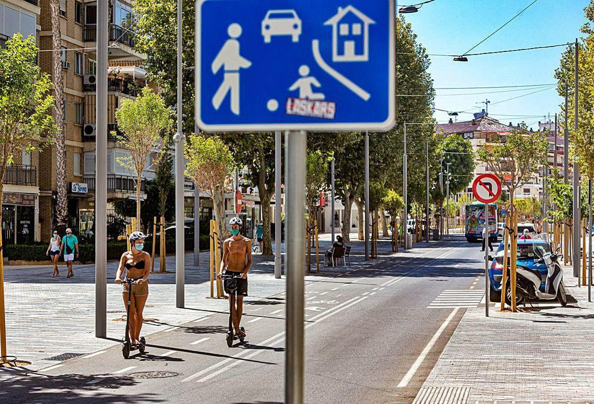 Gente en pintura para evitar atropellos en Benidorm