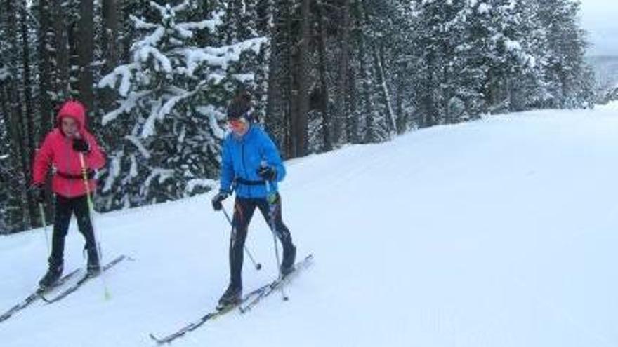 Dos practicants d&#039;esquí nòrdic a les pistes de Lles de Cerdanya