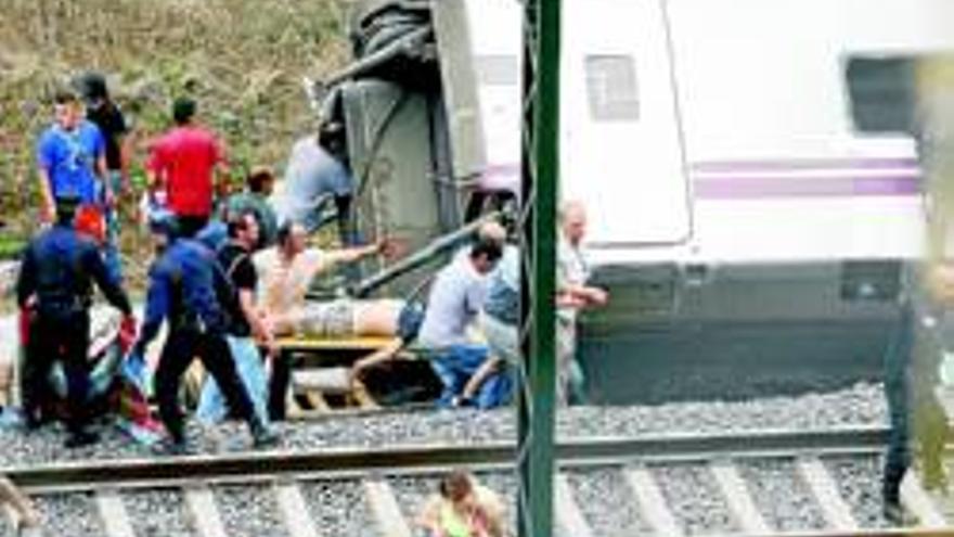 Una treintena de muertos al descarrilar un tren en Santiago de Compostela