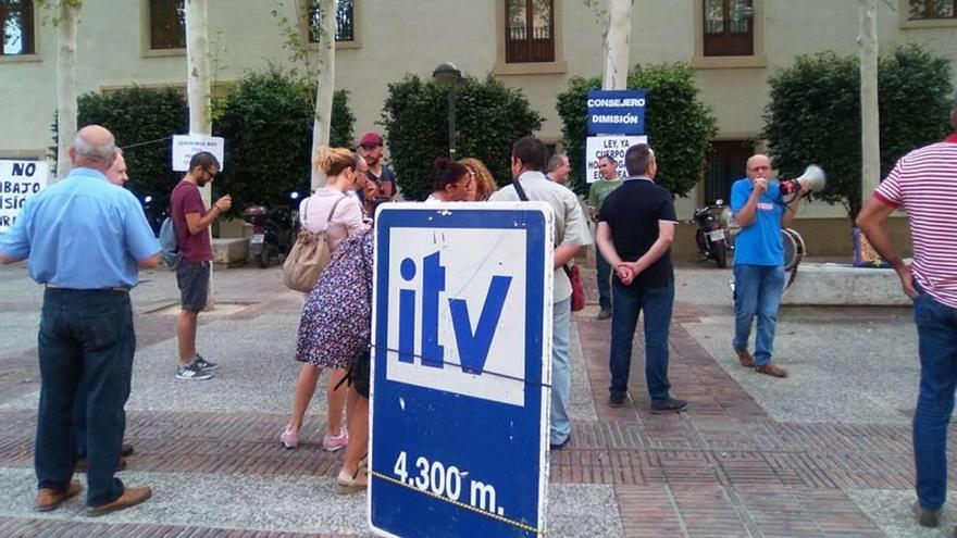 Trabajadores de las ITV se concentraron ayer frente a San Esteban.