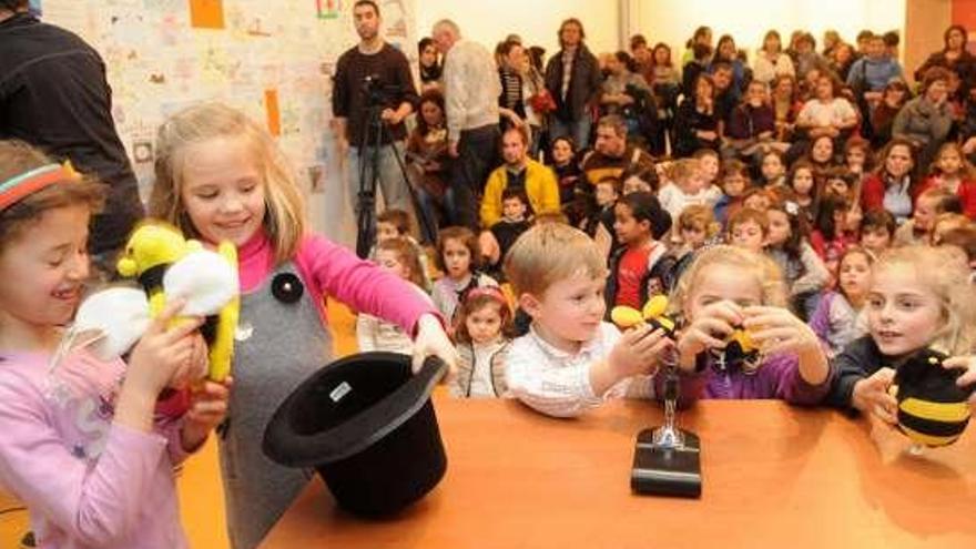 Participantes en una de las actividades culturales del Salón.  // G. S.