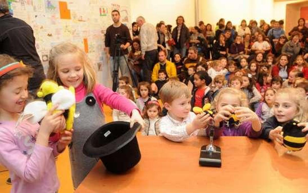 Participantes en una de las actividades culturales del Salón.  // G. S.