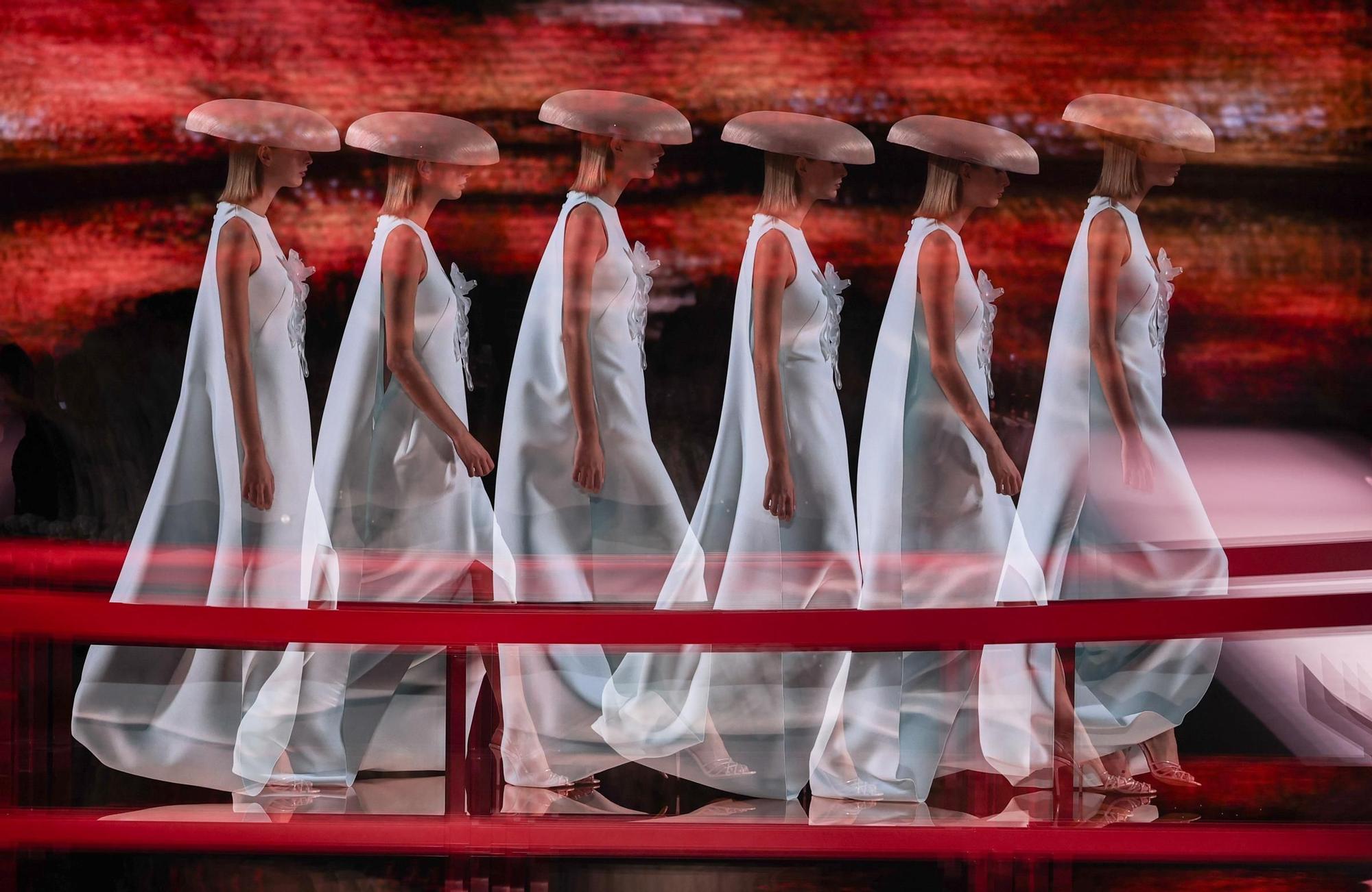 Isabel Sanchis tiñe de verde y rosa la pasarela madrileña