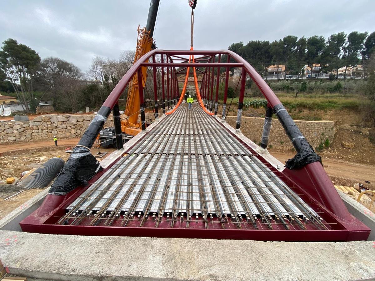 Obras de reconstrucción de la pasarela de Ramón y Cajal de Chiva.