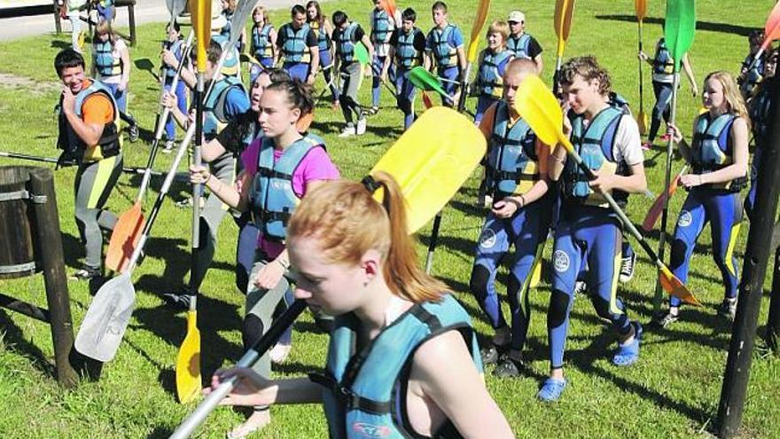 Los estudiantes, camino del río.