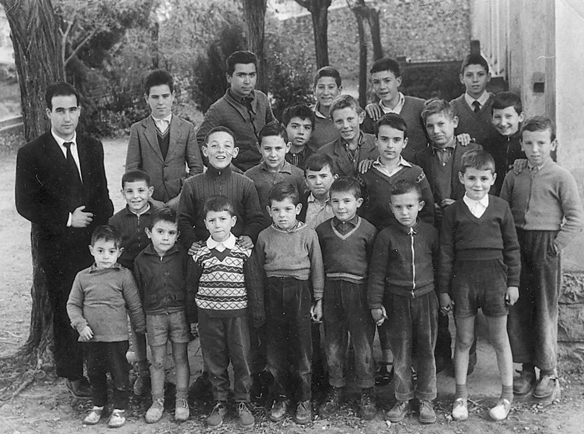 Fent de mestre el 1959 a Bàscara, el seu primer destí professional