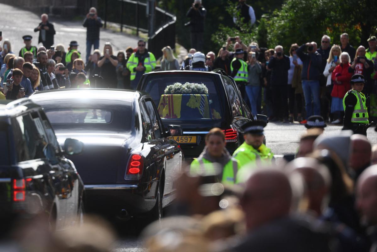 El féretro de la reina Isabel II de Inglaterra, a su paso por Ballater, cerca de Balmoral.