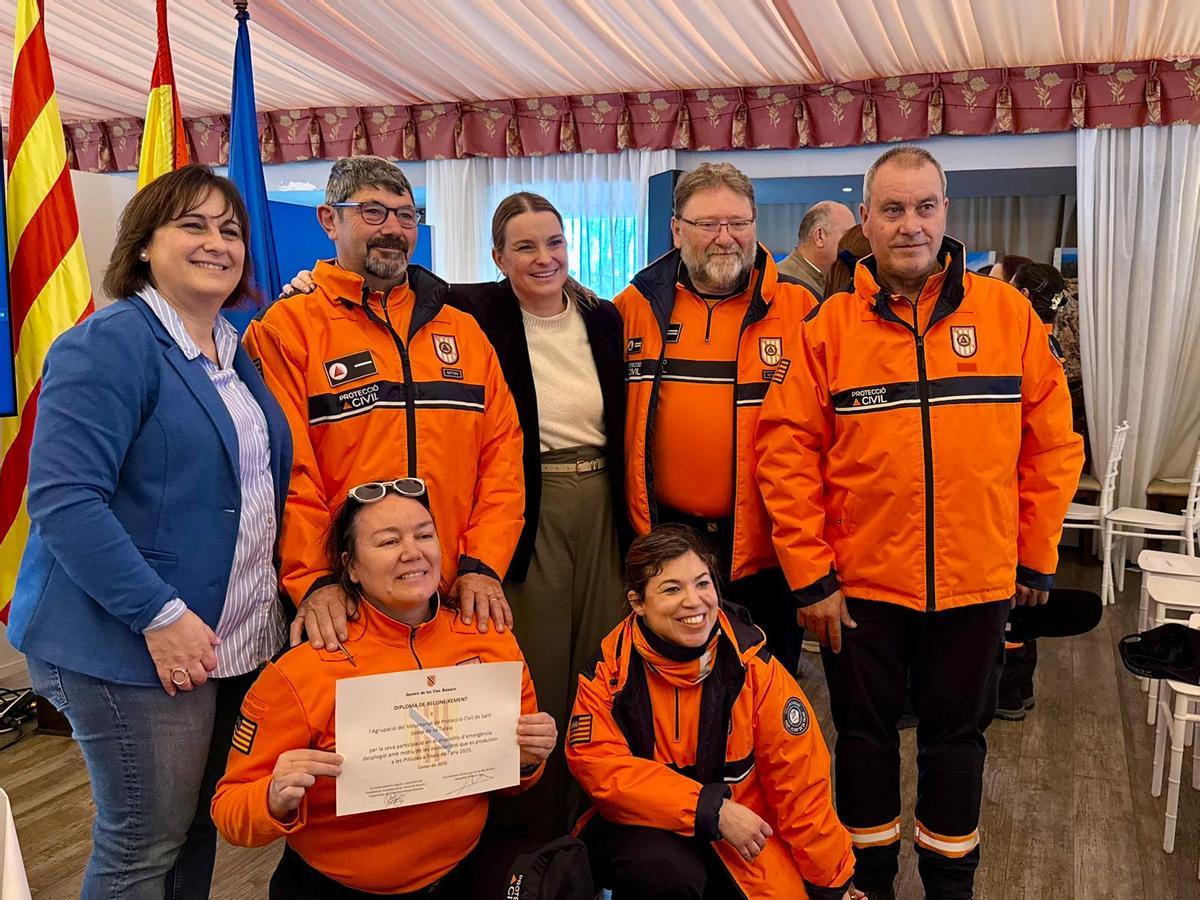 Prohens posa con un grupo de voluntarios de Protección Civil