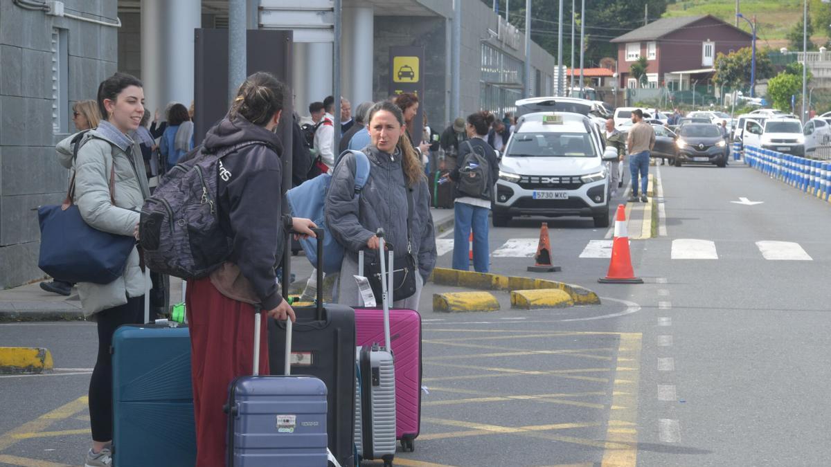 El aeropuerto de A Coruña responde con solvencia al cierre de Santiago y reabre el debate sobre sus mejoras