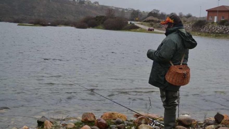 Un pescador persigue la suerte del lance en las aguas de Sanabria.