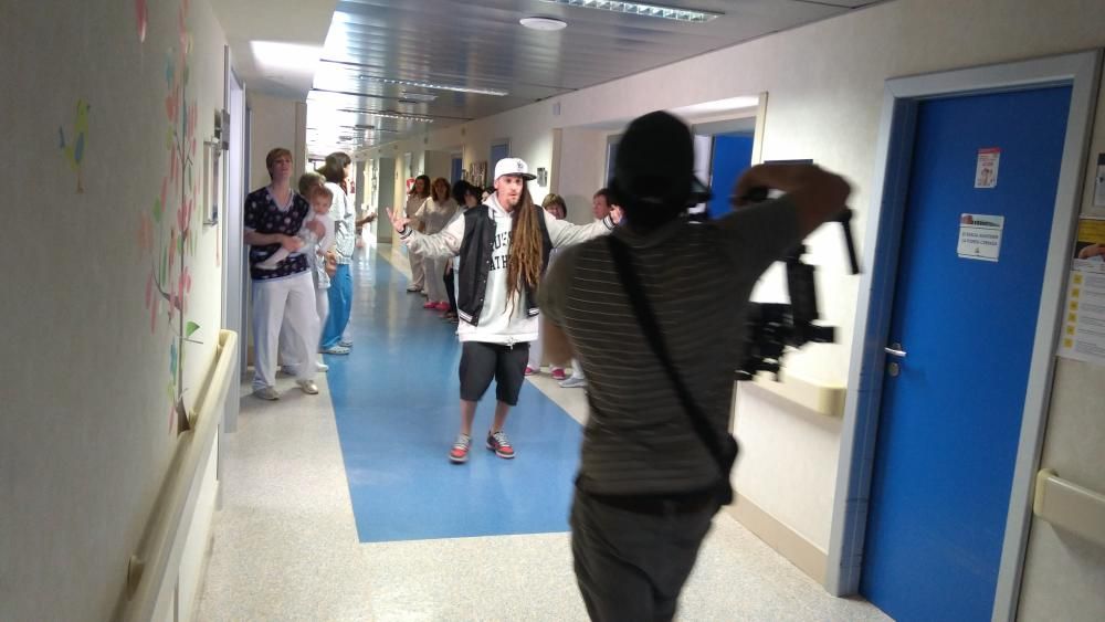 Jaume Mas protagoniza un videoclip en el Hospital de Inca para familiarizar a los niños con el centro hospitalario