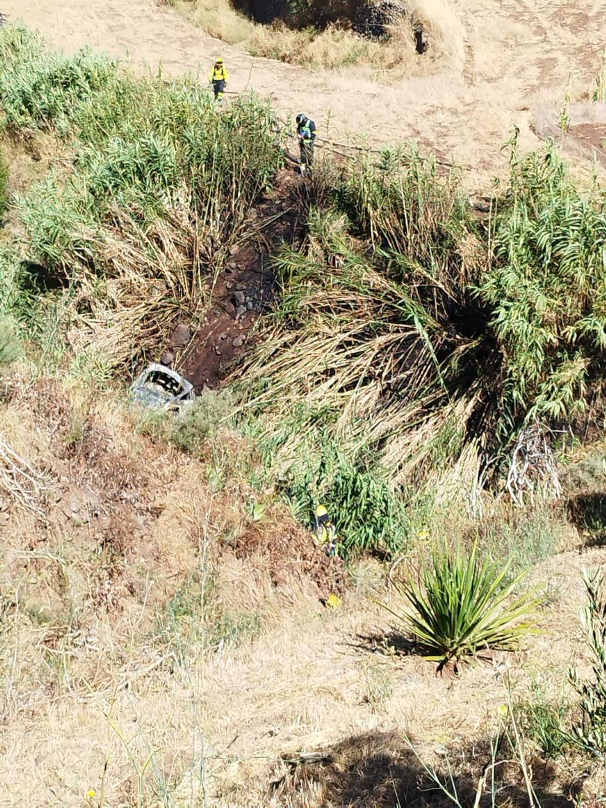 Muere un octogenario tras caer con su coche por un barranco de Gáldar