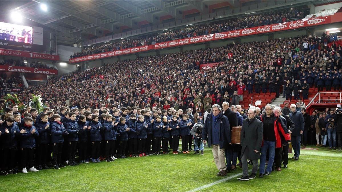 Exjugadores del Sporting entran el féretro con los restos de Quini en El Molinón.