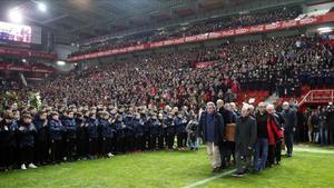 Exjugadores del Sporting entran el féretro con los restos de Quini en El Molinón.