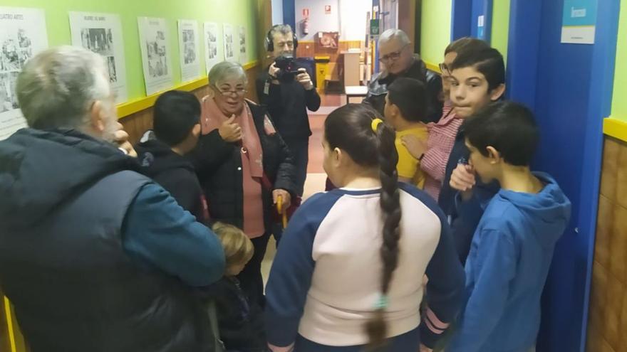 María Luisa Santos se dirige a los alumnos del colegio Virgen de las Mareas.