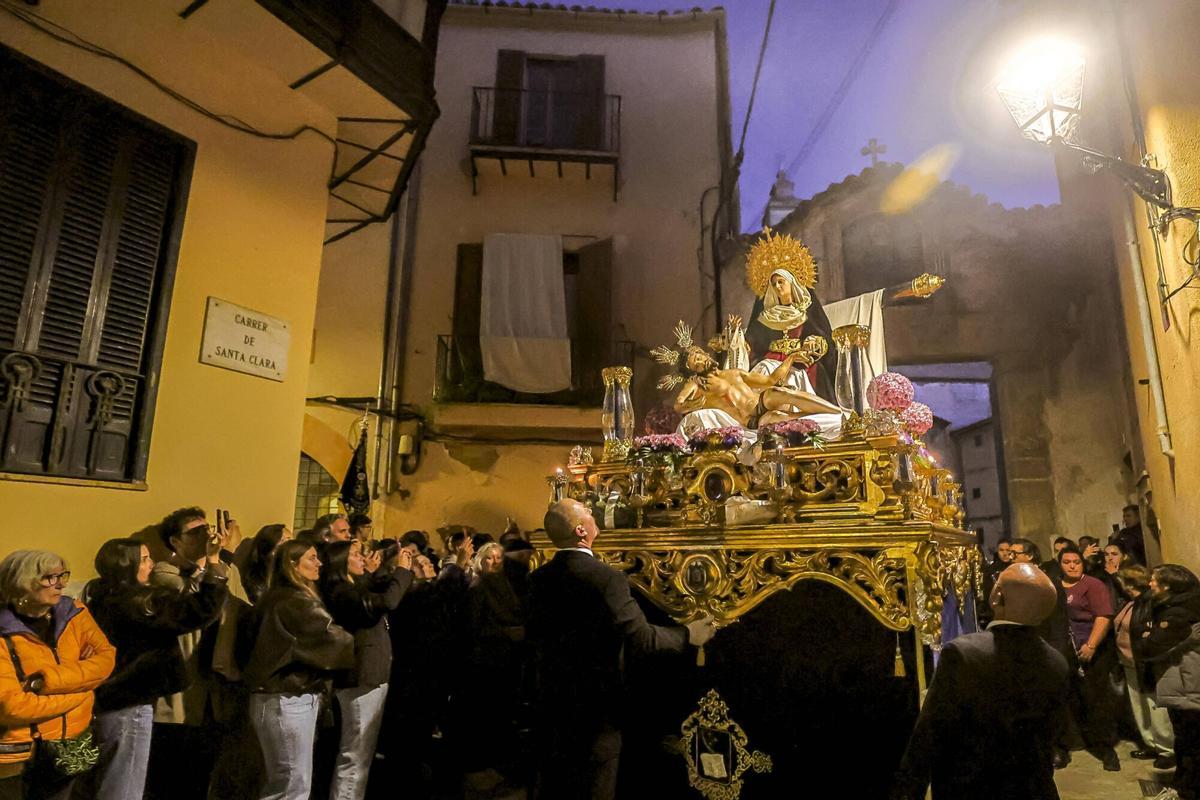 Paso de La Piedad de la cofradia de Santo Tomás de Aquino, a su salida del convento de Santa Clara.