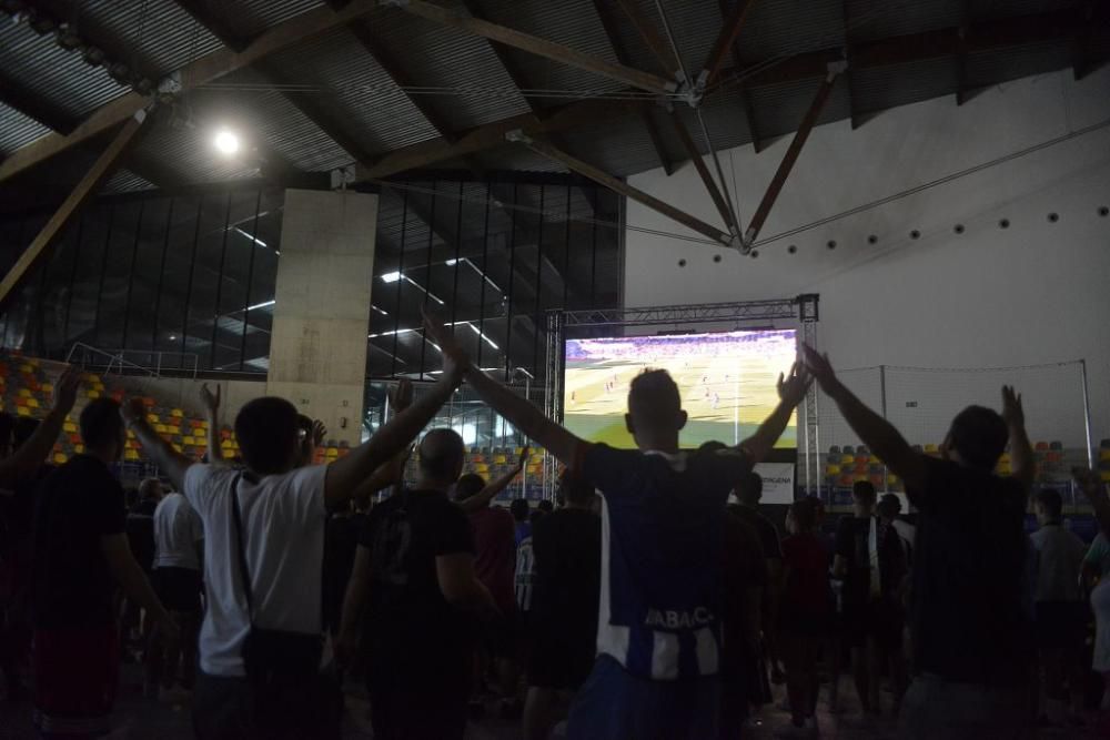 Los aficionados del Cartagena apoyan a su equipo en el Palacio de los Deportes