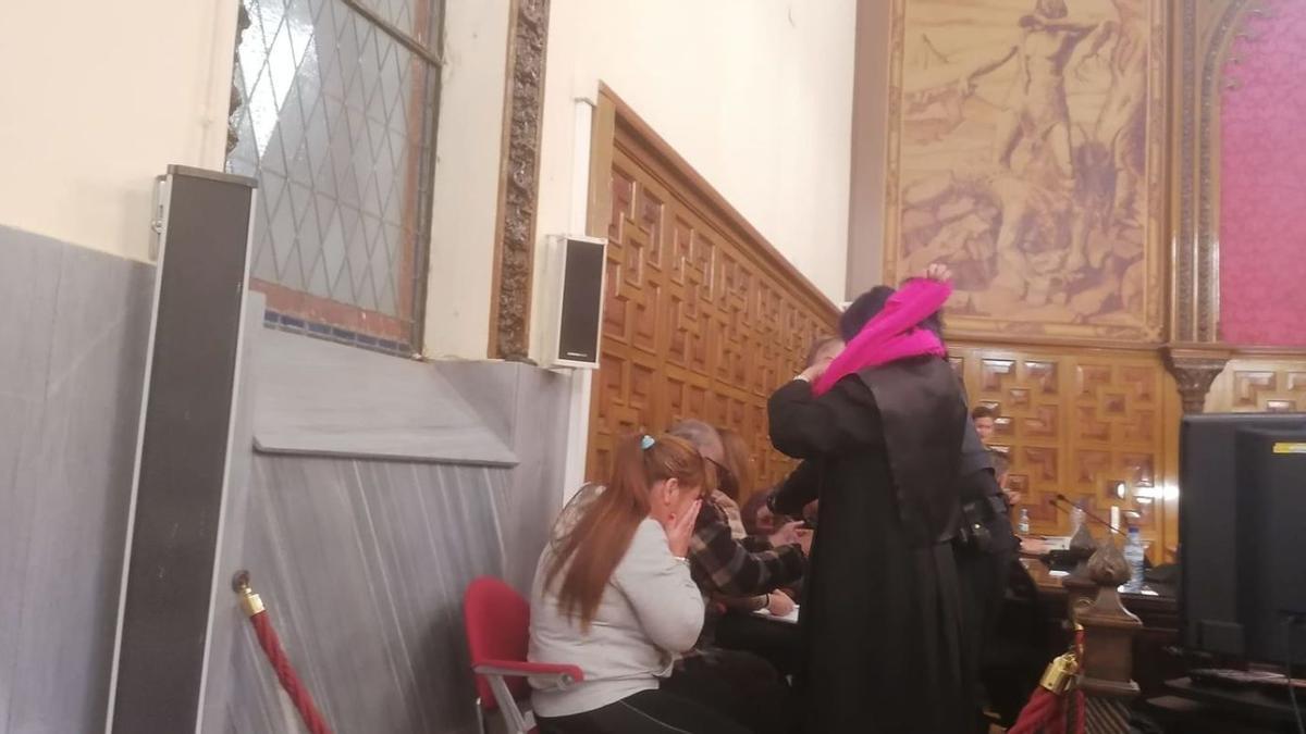 La imputada Ana Cristina se cubre las cara con las manos al conocer el veredicto del jurado; al fondo, el otro condenado, «Marineiro».