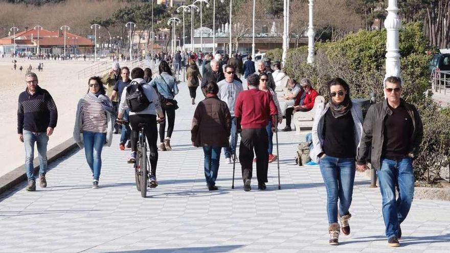 Paseantes en Samil. // J. Lores