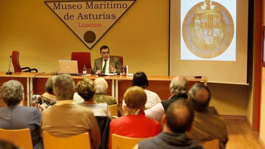 José María Manuel García-Osuna, en la ponencia sobre el rey Fernando el Católico, ayer, en el Museo Marítimo de Luanco.