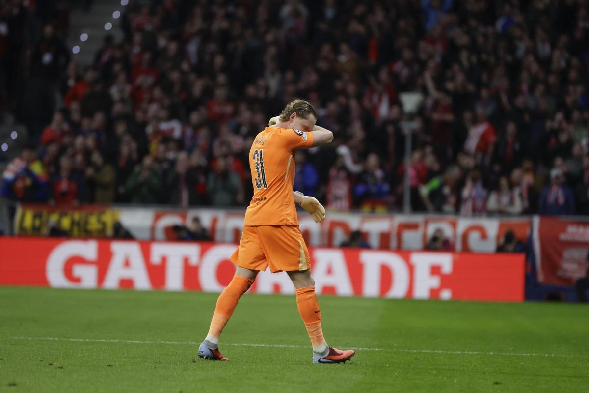 Antonin Kinsky durante el partido entre Tottenham y Atlético de Madrid en la Champions League