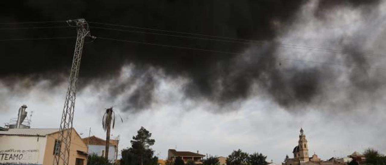 Los ecologistas exigen conocer la toxicidad del humo de Benimuslem
