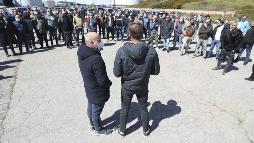 La última asamblea de trabajadores a las puertas de Alu Ibérica en Avilés. En primer término, Daniel Cuartas y José Manuel Gómez de la Uz. | Ricardo Solís