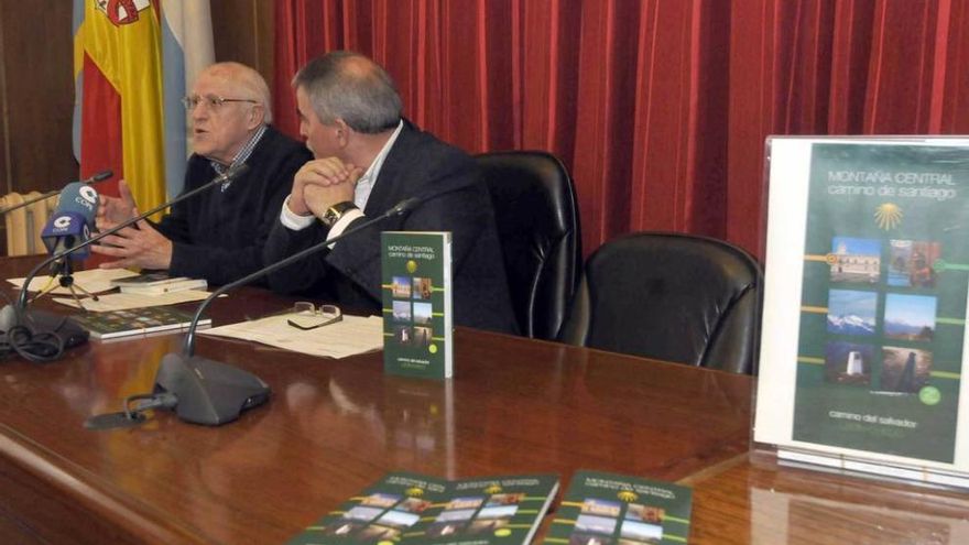 José Luis Galán y Aníbal Vázquez, ayer, durante la presentación de la guía.