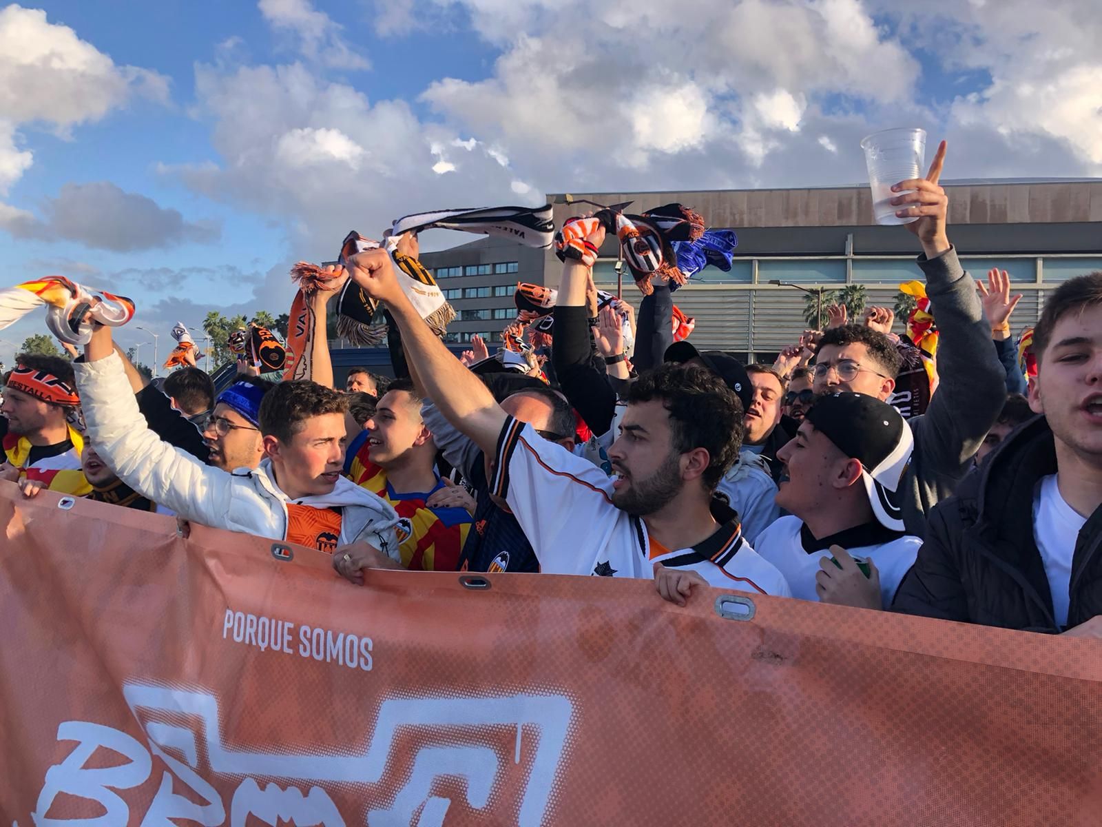 La afición valencianista recibe a su equipo en el estadio de La Cartuja en Sevilla