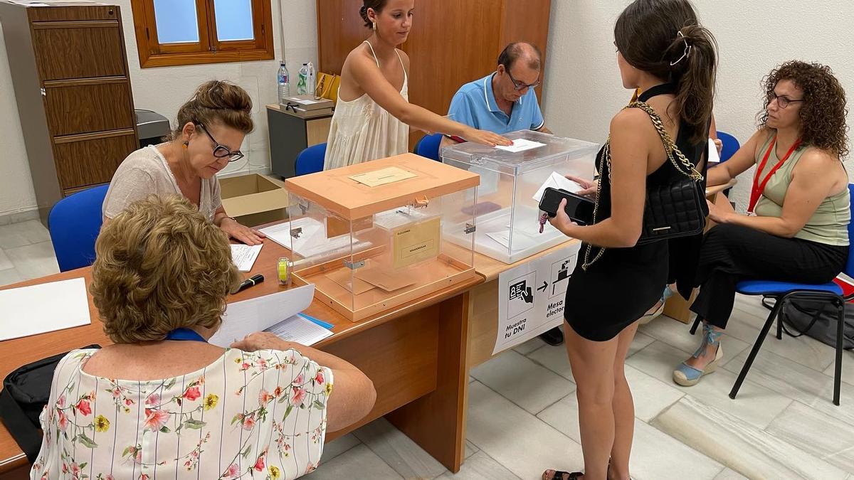 Electores votan en Villanueva de la Serena