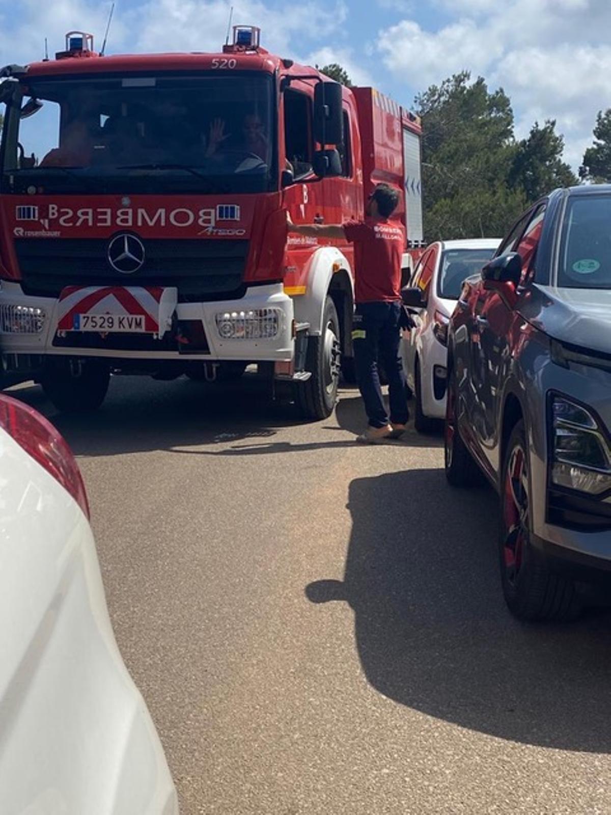 Vecinos de Cala s’Almunia y del Caló des Moro lanzan un grito de socorro ante “la invasión de gente y vehículos”