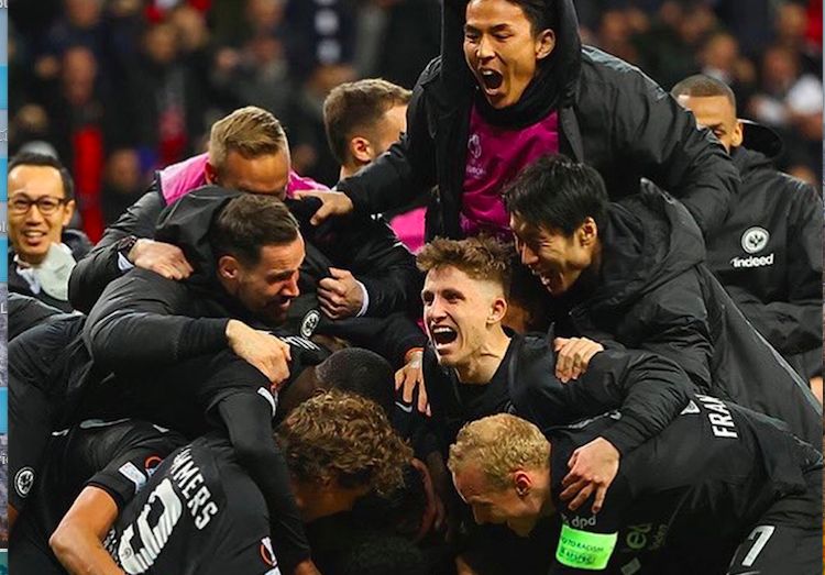 Los jugadores del Eintracht festejan la eliminación del Betis en el último minuto.