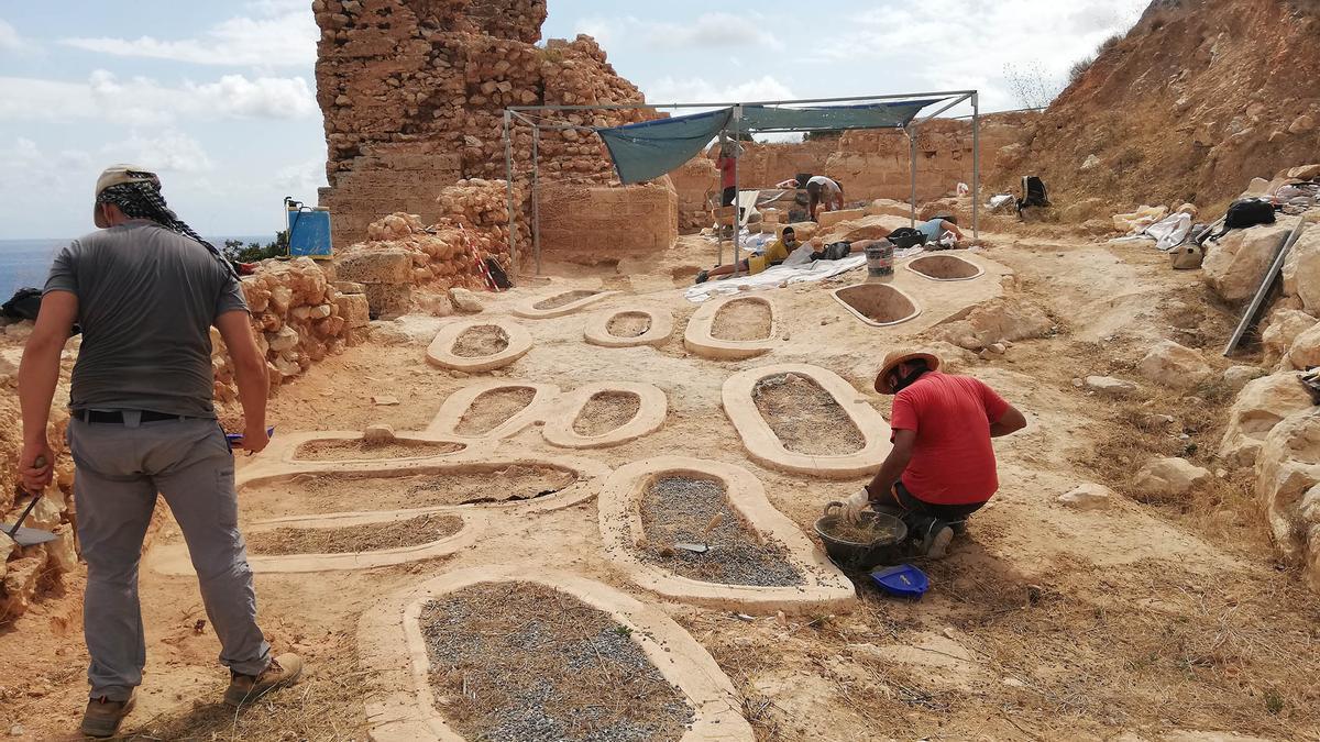 La necrópolis y los vestigios de la iglesia gótica de la Pobla medieval d&#039;Ifac, en Calp