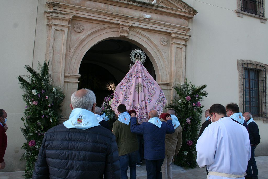 La Virgen de las Huertas vuelve a su casa arropada por decenas de lorquinos