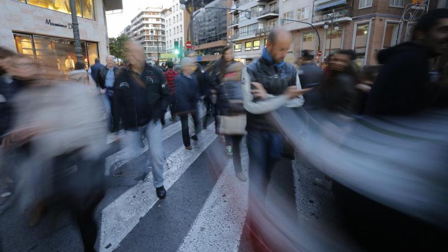 Viandantes de compras en la calle Colón de Valencia, incluida en una de las dos zonas de libertad horaria.