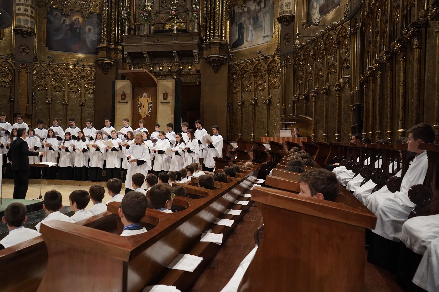 Montserrat vesteix les primeres escolanes de la història