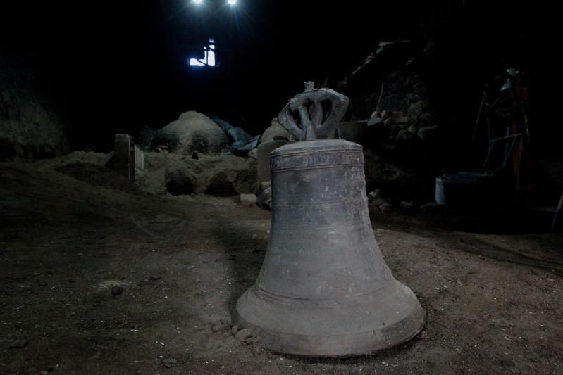 Campana en el taller como testimonio de más de cuatro siglos de tradición artesana, fundida en 1674.