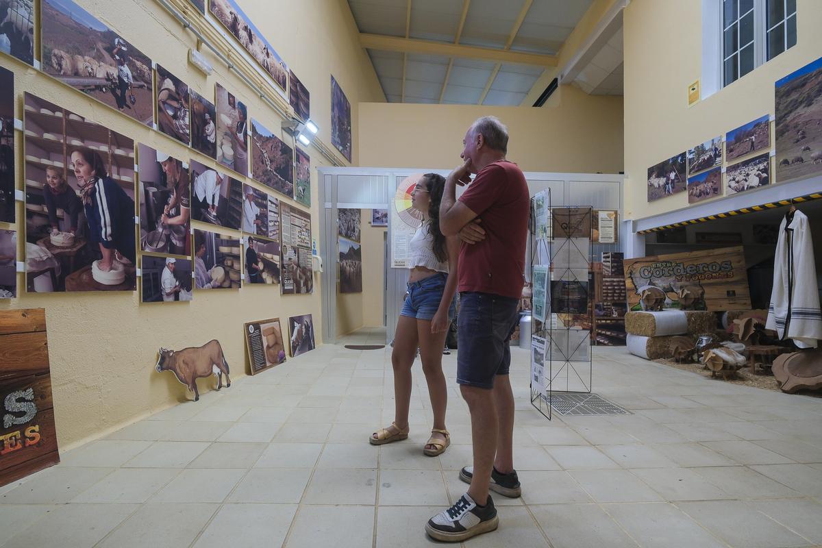 Javier Falcón y su hija Nayara disfrutando de una de las salas expositivas de la Casa del Queso de Montaña Alta, Guía.