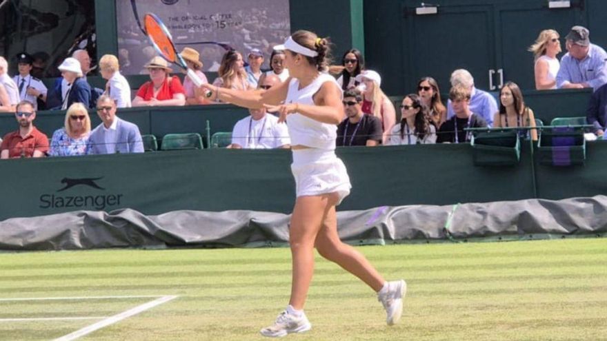 Eugenia Zozaya realiza un golpe durante el partido de ayer contra Emerson Jones.
