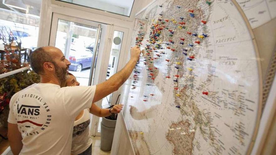 Una cafetería de Sabugo exhibe el mapamundi del turismo avilesino