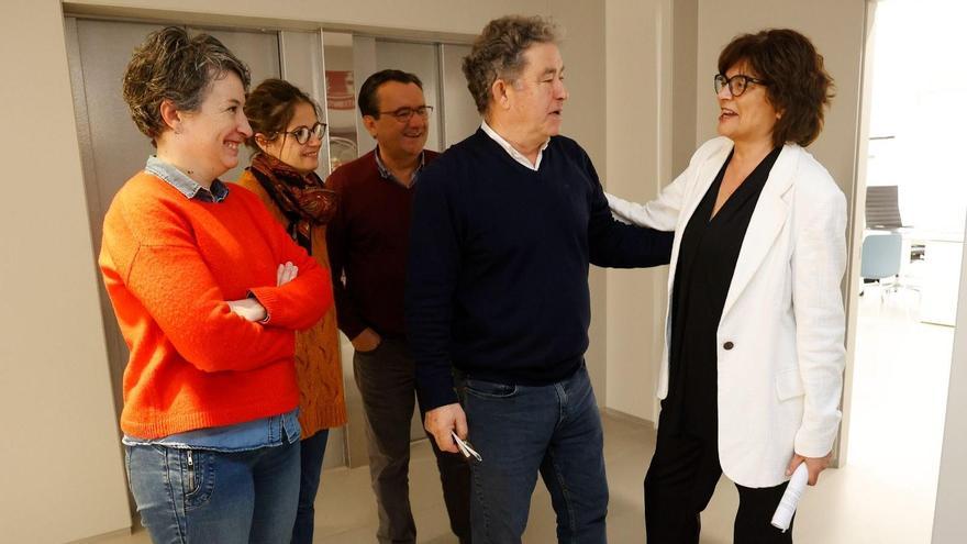 Carme da Silva este martes, con el alcalde y otros compañeros de grupo municipal.