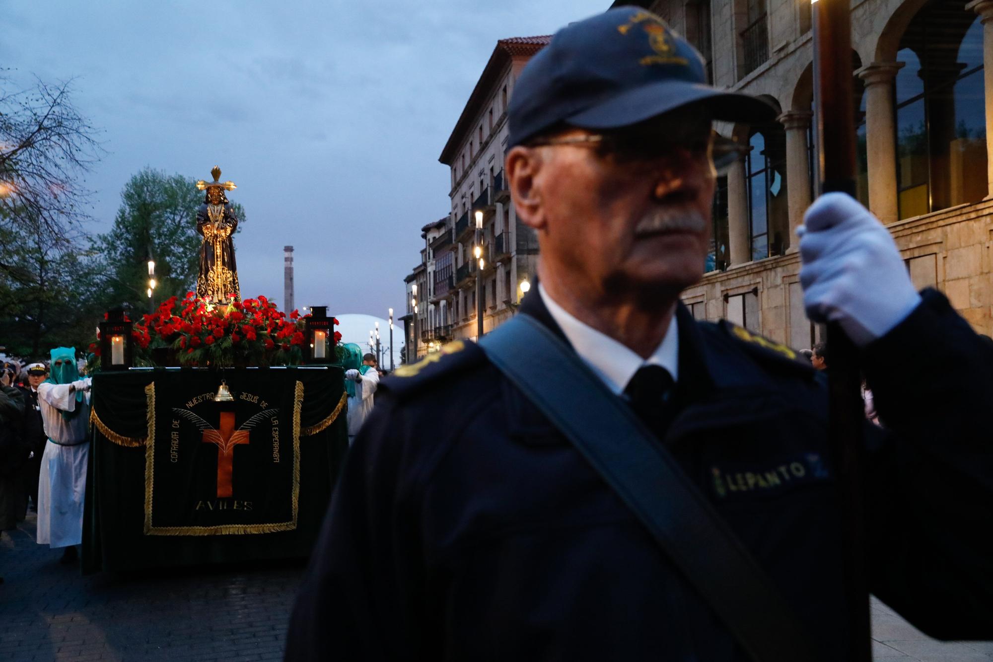 El Cristo de Medinaceli sale de procesión en Avilés y pone fin tres años de "cautiverio"