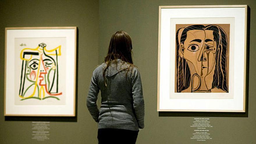 Una joven contempla las obras de la exposición "Picasso linograbador. Retratos de Jacqueline", una exposición que pretende ser un reflejo de la relación que Picasso mantenía con las mujeres, que se presenta hoy en el Centro Cultural Bancaja de Valencia.