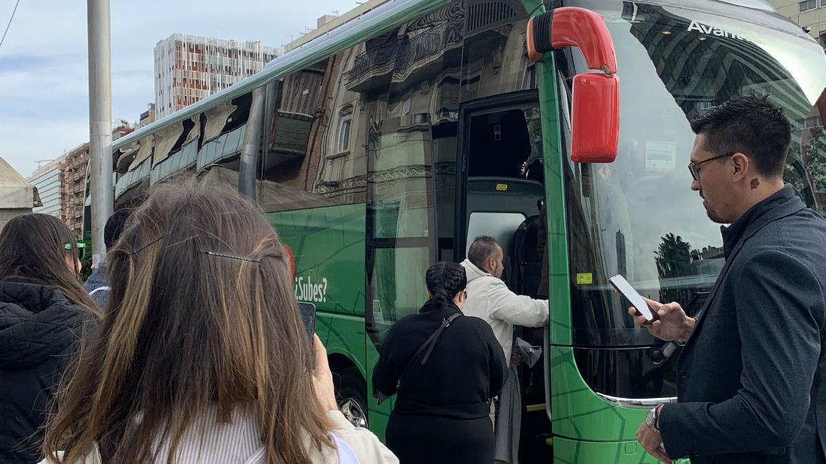 Pasajeros en un autobús de Busup.