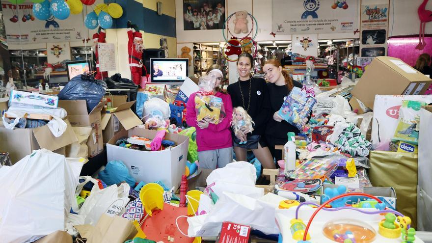 La campaña “Cada niño un juguete” inicia el reparto a las familias en su almacén central de García Barbón