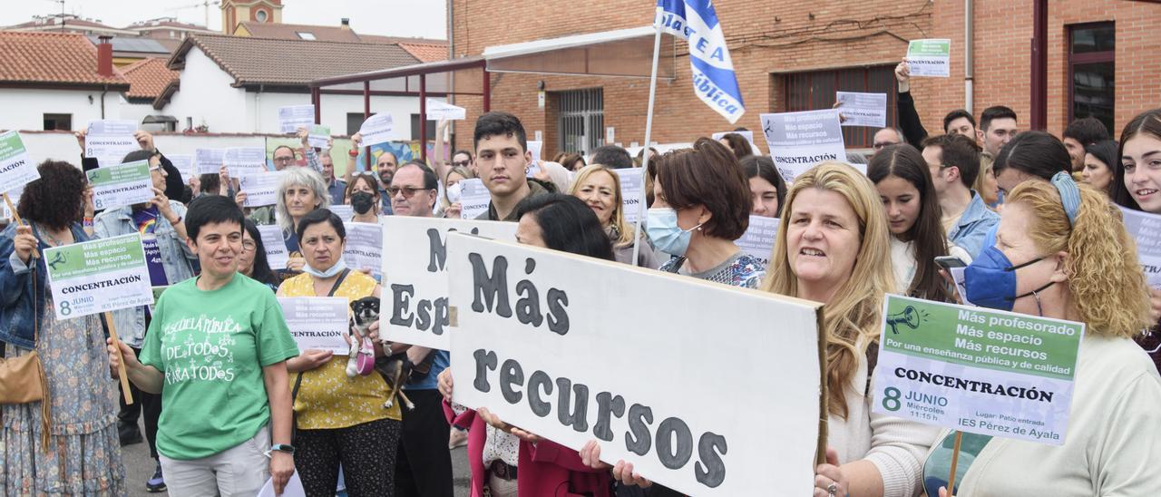 Profesores, padres y vecinos de Ventanielles, concentrados frente al Instituto Pérez de Ayala.