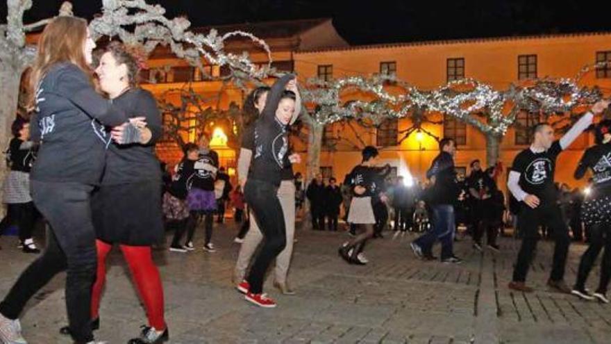 Varias parejas bailan junto al edificio de la Diputación Provincial.