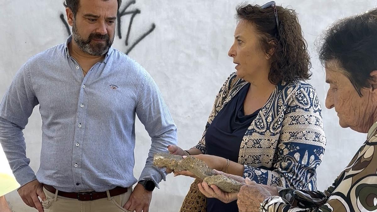 Los ediles de MC Juan José López Escolar y María Antonia Pérez Galindo hablan con los vecinos de la Urbanización Mediterráneo