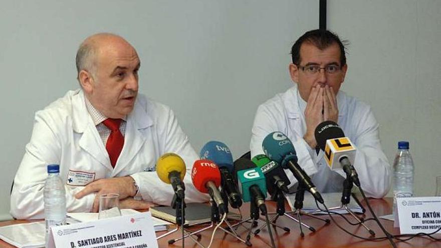 Los doctores Santiago Ares y Antón Fernández, ayer, en el Hospital de A Coruña. / carlos pardellas